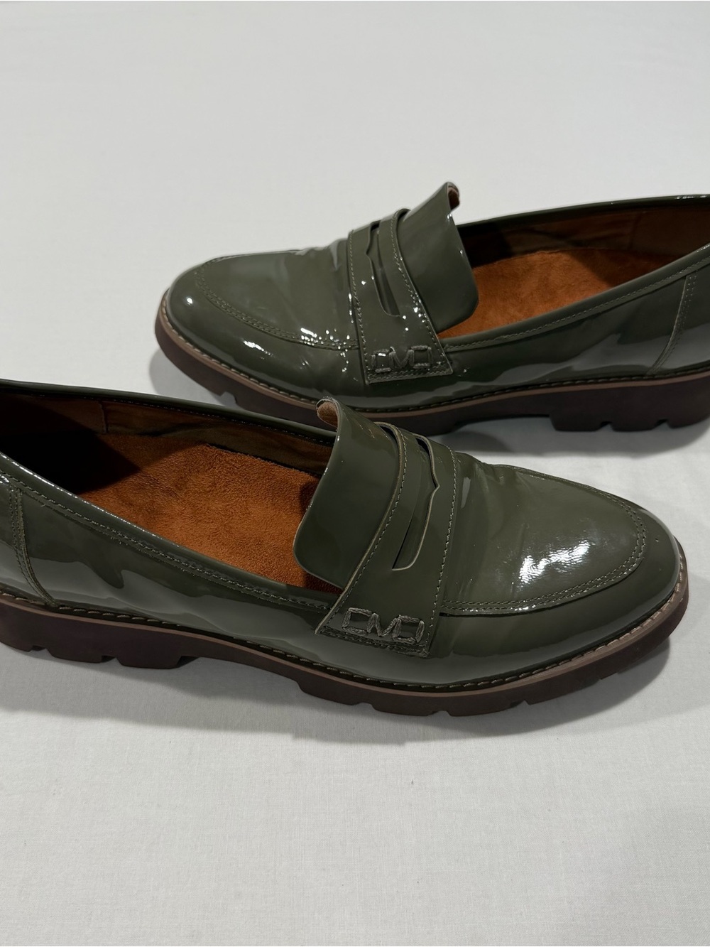 Vionic Cheryl Loafers Olive Green Patent Leather Womens Size 10 Slip On Lug Sole - Picture 2 of 10